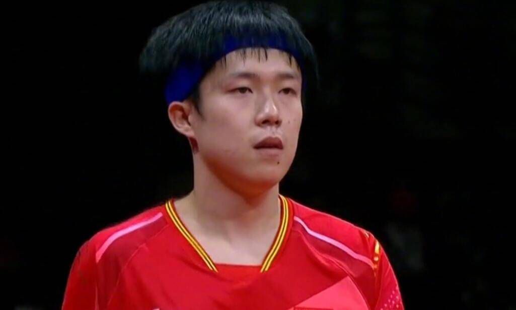 为了救神谷薰（武井咲 饰），绯村剑心（佐藤健 饰）纵身跃进年夜海，昏倒中他飘到某座小岛，终究为教授了他飞天御剑流的师父比古清十郎（福山雅治 饰）所救。深感应本身与志志雄真实（藤原龙也 饰）的庞大差距，为了解救全日本，剑心恳请师傅教授他飞天御剑流的最高奥义。与此同时，志志雄剑指东京，迈出武力夺国的下一步。他逼迫伊藤博文（小泽征悦 饰）对刽子手拔刀斋发布全国通缉令，得知动静的薰、左之助（青木高尚 饰）则仓促向东京赶往。再度上路的剑心率先遭到御庭番众的首级四乃森苍紫（伊势谷友介 饰）的阻击，他一路披荆棘，将迎来与宿命的敌手志志雄终究的对决……本片按照和月伸宏的同名经典漫画改编。